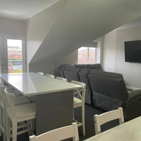 Mays - 102 Mill Street, Free Parking, 2 Minute Walk To Baltic Market And Centre - Sleep 1-10 Guests 3*