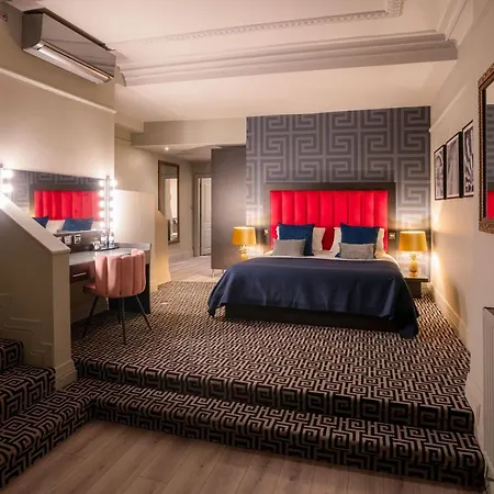 Отель 62 Castle Street 4*