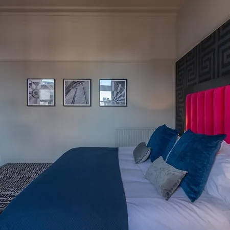 62 Castle Street 4*