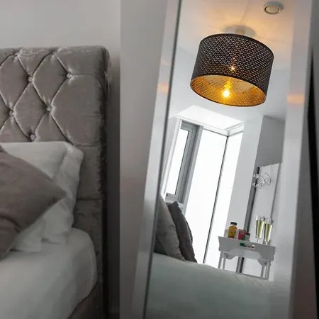 Centre Apt Sleeps 10 Apartment