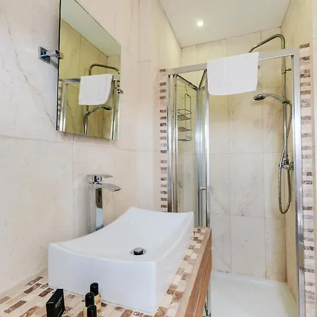 Base Serviced - Sir Thomas Street *