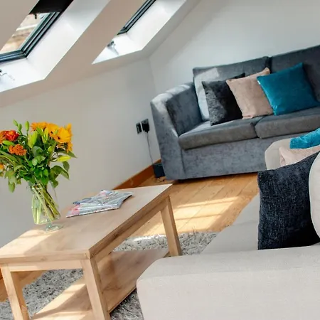 Base Serviced - Sir Thomas Street *