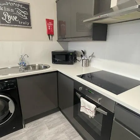 Mays - 102 Mill Street, Free Parking, 2 Minute Walk To Baltic Market And Centre - Sleep 1-10 Guests 3*