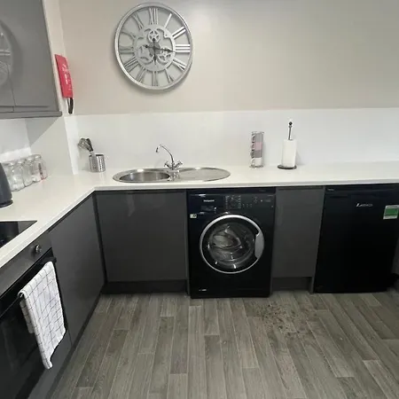 Mays - 102 Mill Street, Free Parking, 2 Minute Walk To Baltic Market And Centre - Sleep 1-10 Guests Apart Otel 3*