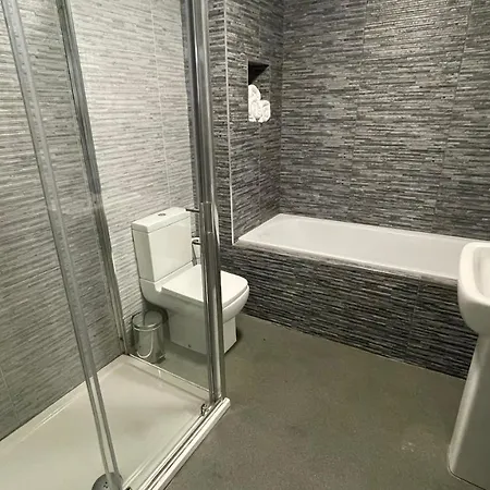 Apart Otel Mays - 102 Mill Street, Free Parking, 2 Minute Walk To Baltic Market And Centre - Sleep 1-10 Guests