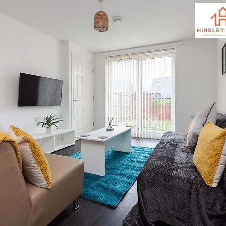 Newbuild 4bed - Centre - Free Secure Parking! By Hinkley Homes Short Lets & Serviced شقة
