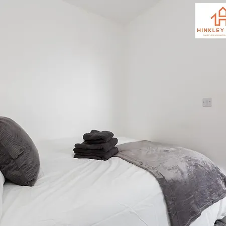 Newbuild 4bed - Centre - Free Secure Parking! By Hinkley Homes Short Lets & Serviced شقة ليفربول