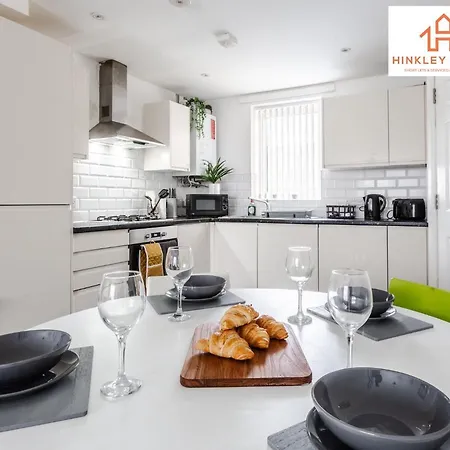 شقة Newbuild 4bed - Centre - Free Secure Parking! By Hinkley Homes Short Lets & Serviced *