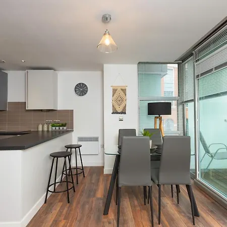 Free Parking Balcony Modern 2 Bed Citycentre *