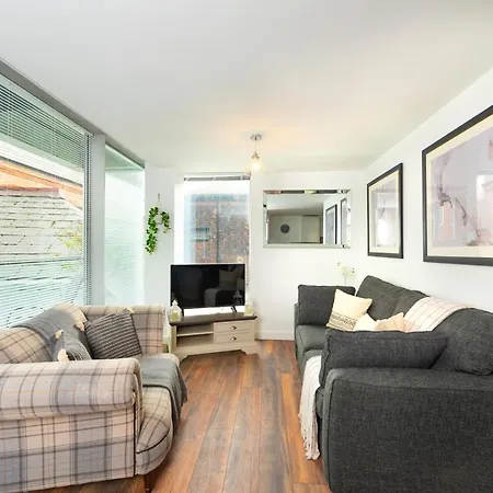 Free Parking Balcony Modern 2 Bed Citycentre *