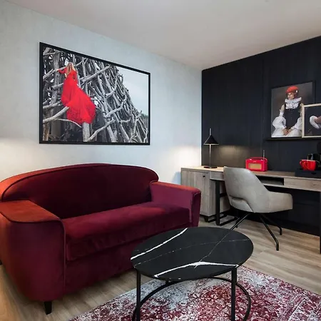 מלון Radisson Red Hotel, 4*