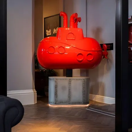 Radisson Red Hotel, מלון 4*