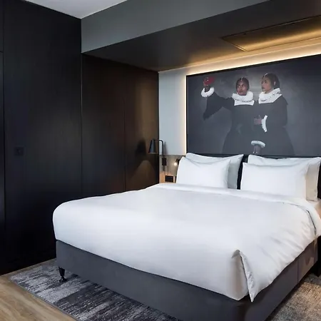 Radisson Red Hotel, מלון 4*