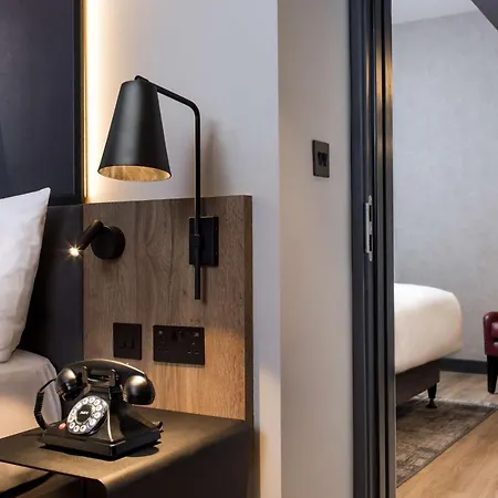 Radisson Red Hotel, מלון 4*