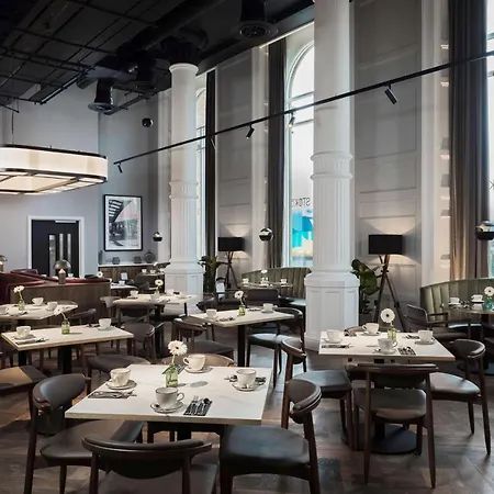 מלון Radisson Red Hotel, 4*