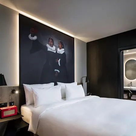 Radisson Red Hotel, מלון