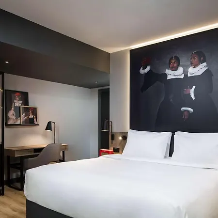מלון Radisson Red Hotel, 4*