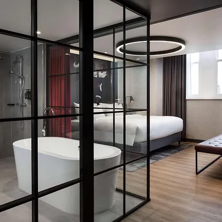 Radisson Red Hotel, מלון 4*