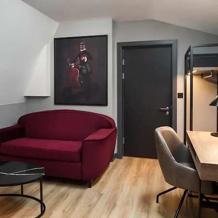 Radisson Red Hotel, מלון