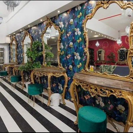 度假居 Luxury Mirror Party Pad With 4 Bedrooms! *