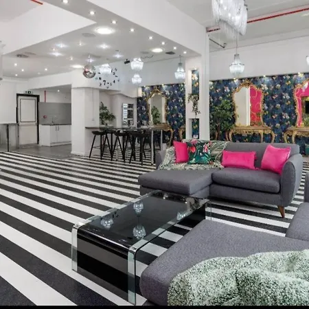 度假居 Luxury Mirror Party Pad With 4 Bedrooms! *