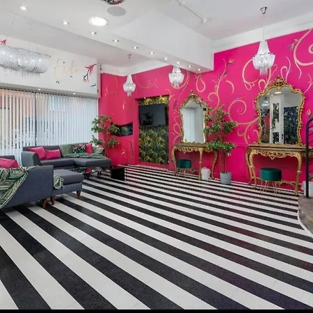 Luxury Mirror Party Pad With 4 Bedrooms! *