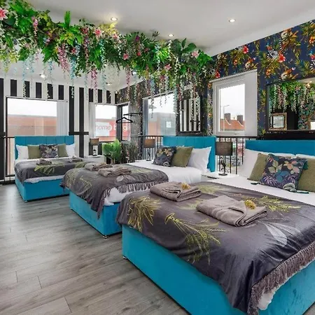 Luxury Mirror Party Pad With 4 Bedrooms! 度假居 *