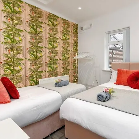 Luxury Mirror Party Pad With 4 Bedrooms! 度假居