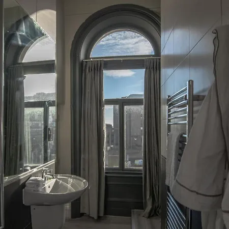 62 Castle Street 4*