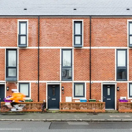 Newbuild 4bed - Centre - Free Secure Parking! By Hinkley Homes Short Lets & Serviced شقة