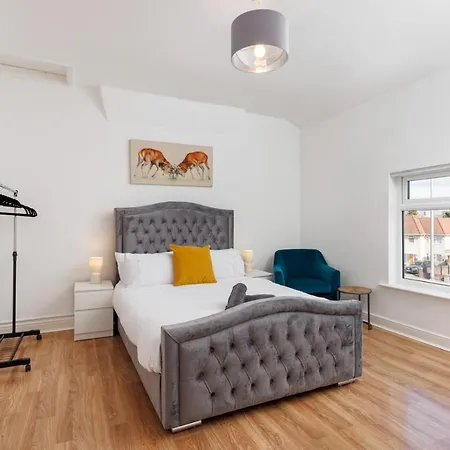Flatzy - Huge 7 Bed House Close To Football Stadiums *
