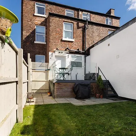 Flatzy - Huge 7 Bed House Close To Football Stadiums Hébergement de vacances