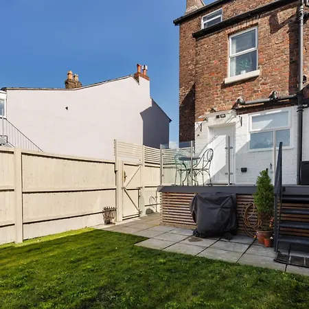 Flatzy - Huge 7 Bed House Close To Football Stadiums Hébergement de vacances Liverpool