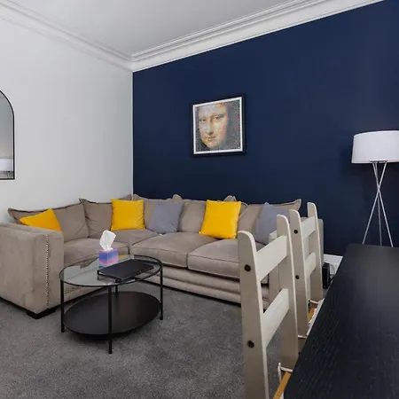Flatzy - Huge 7 Bed House Close To Football Stadiums Hébergement de vacances *