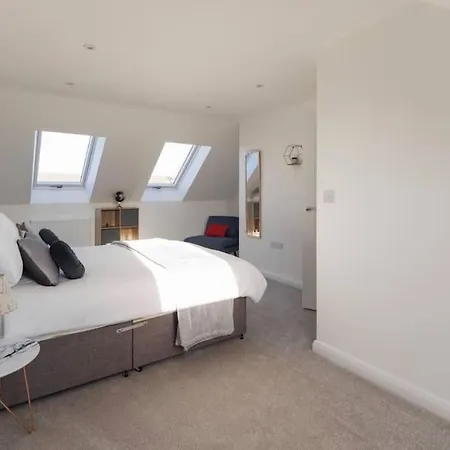 Vakantiehuis Luxury 3-bedroom, 2-bathroom Sleeps 7 People *