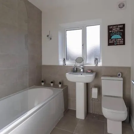 Luxury 3-bedroom, 2-bathroom Sleeps 7 People Vakantiehuis *