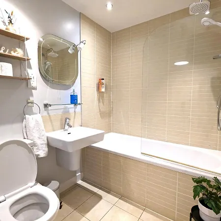 Centre Morden 1-bedroom Near Dock