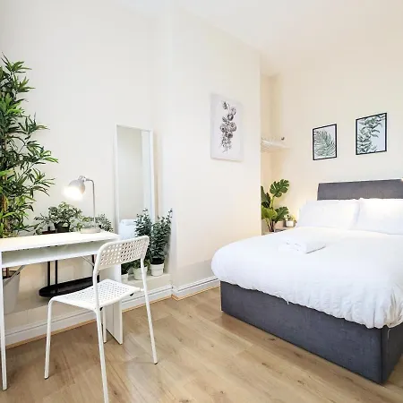 Guest In Anfiled Near Stadium, Free Parking Liverpool