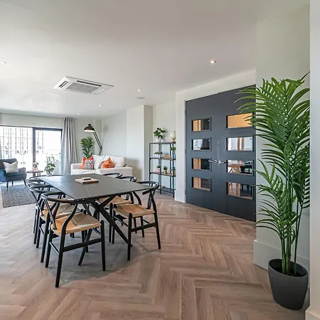 Host - Malmaison Apartman *