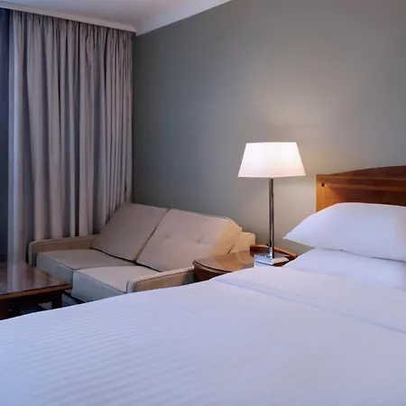 Отель Delta By Marriott Centre 4*