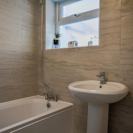 With Alexandra - Free Parking - Free Wifi Superb Location Liverpool