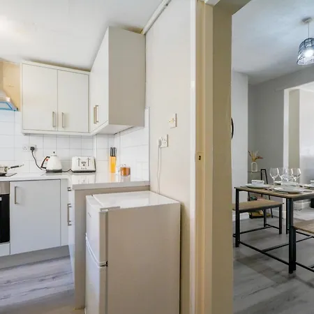 With Alexandra - Free Parking - Free Wifi Superb Location *