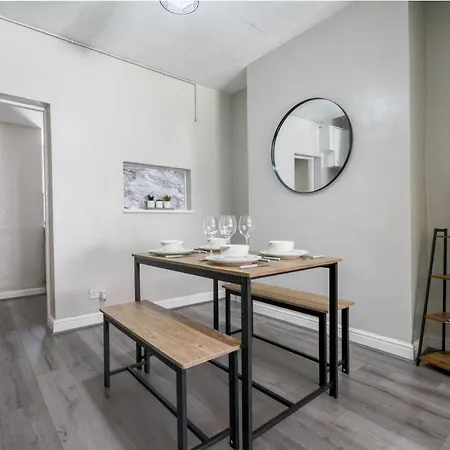 With Alexandra - Free Parking - Free Wifi Superb Location
