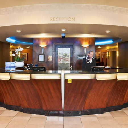 Отель Crowne Plaza - John Lennon Airport By Ihg