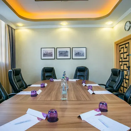 Crowne Plaza - John Lennon Airport By Ihg Отель