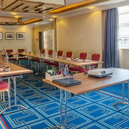 Отель Crowne Plaza - John Lennon Airport By Ihg 4*