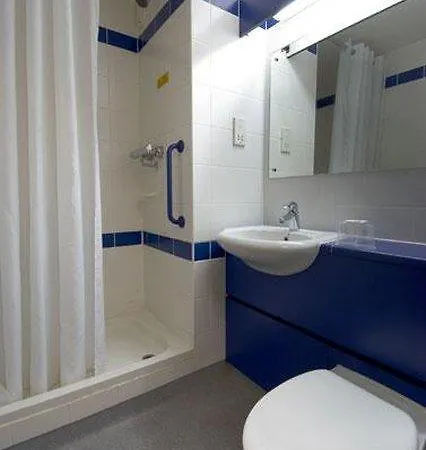 Отель Travelodge Central 3*