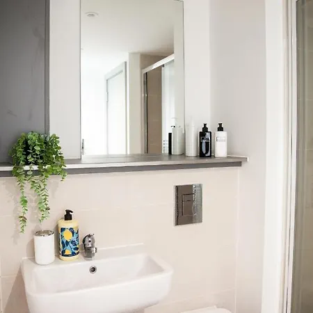 - Modern & Bright 1br Flat شقة ليفربول