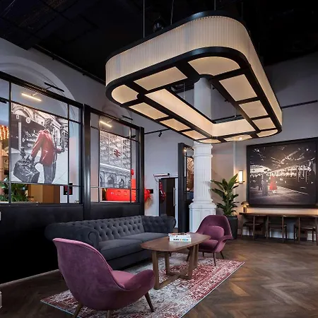 Radisson Red Hotel, מלון 4*