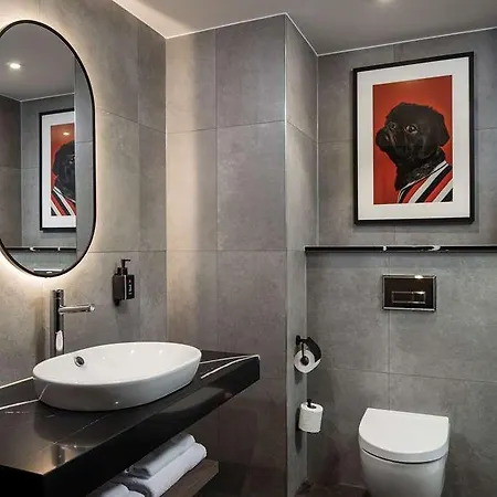 מלון Radisson Red Hotel,